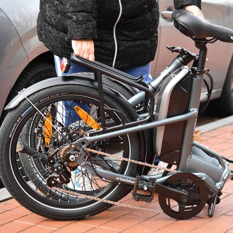 Bicicletta elettrica urbana pieghevole con motore centrale